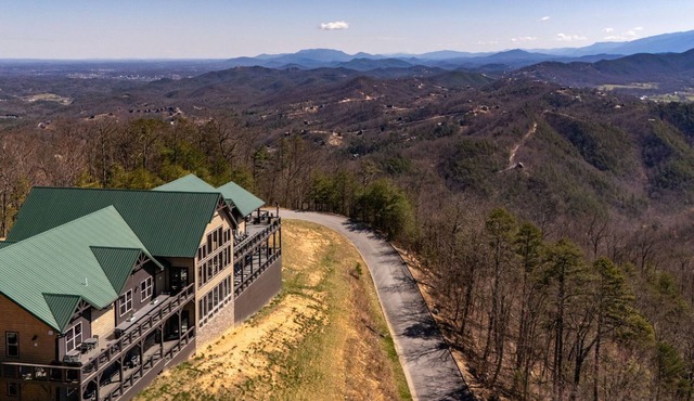 HOLY COW! 16 Bedroom Luxury! PUPPY SPA/POOL/VIEWS, GOT IT ALL!