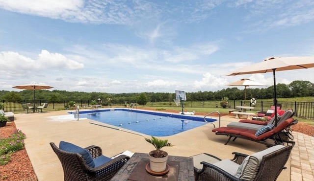 Holy Cow Farms a large modern Farm House.11 miles from Tryon TIEC. Pool & HotTub