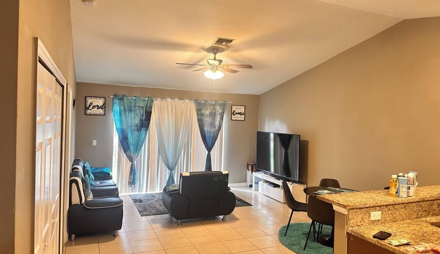 Holy Resisdence, 3-bedroom apartment in awesome Lehigh Acres with WiFi, AC