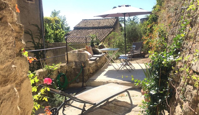 HOMAN house with romantic garden/terrace clinging to the castle ramparts