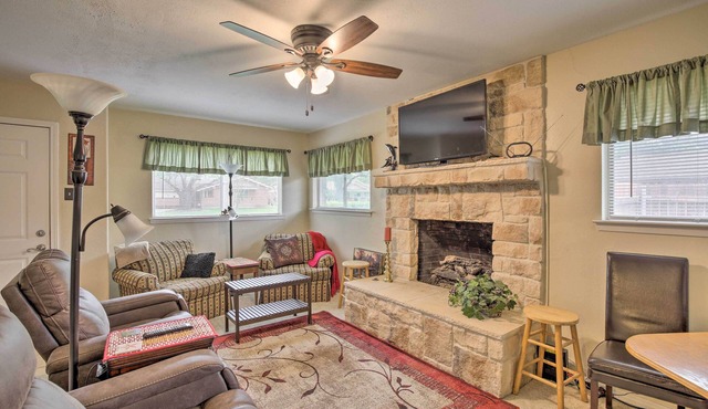Home 1 Mi to University of Texas: Relax Fireside!