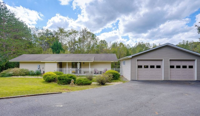 Home 14 Mi to Shenandoah Nat’l Park! Fenced Yard
