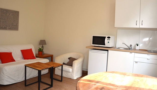 Home (2 bedrooms) in private courtyard, Lille Cormontaigne