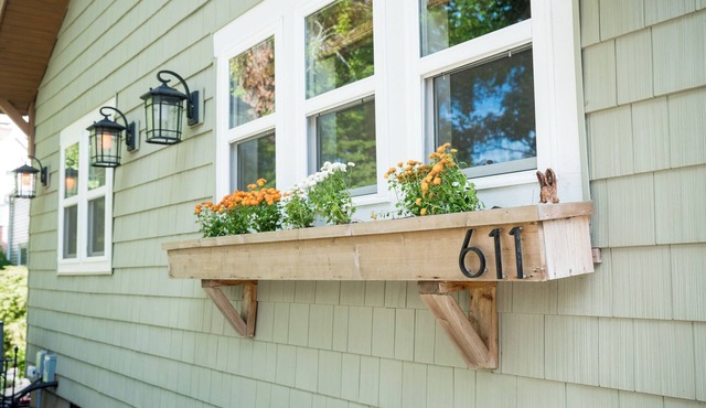 Home 2 blocks from U of I campus! Game Room and Outdoor Area