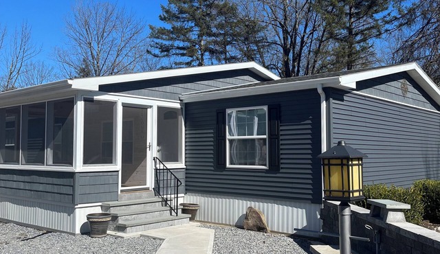 Home 2 mins to Saratoga. Newly renovated & Pet friendly .