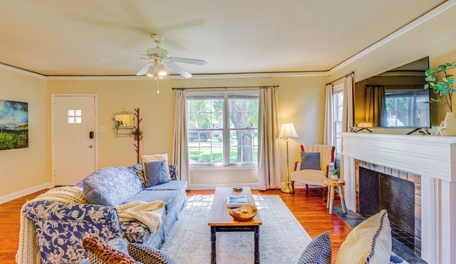 Home < 3 Mi to Holiday Lights at Artesian Park