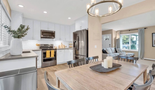 Home 4 miles to Downtown & 9 miles to Airport