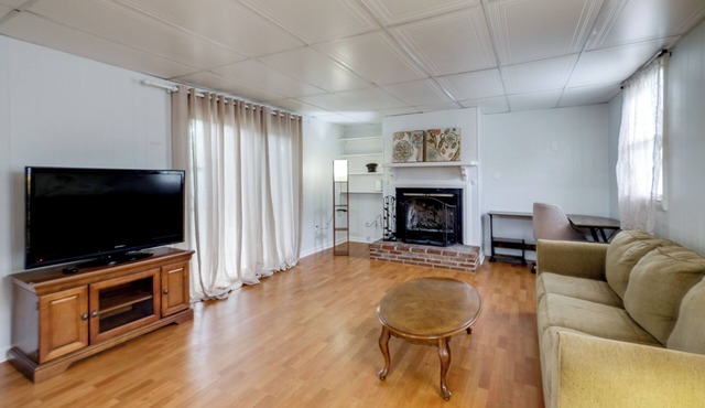 Home 6 Mi to Show Place Arena! Easy Commute to DC