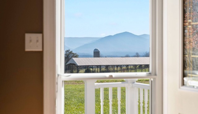 Home at the foot of Massanutten! Only 3 minutes from the Water Park