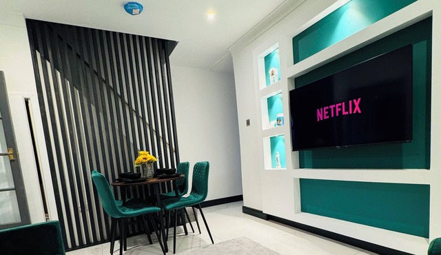 HOME AWAY 4BR LUXURY HOUSEnFAMILY FRUENDLY AND PET FRIENDLYnCITY CENTRE