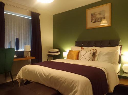 Home away at Ideal home, Executive Four Bedroom Detached House, Garden, Ideal for Contractors, Family and Group