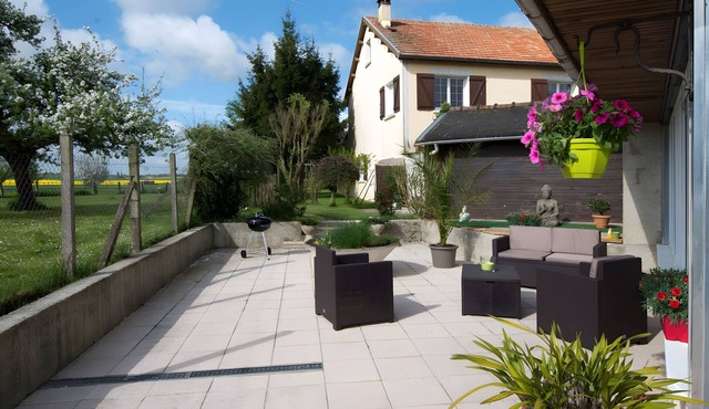 “Home Away from Home” Cottage in Champagne