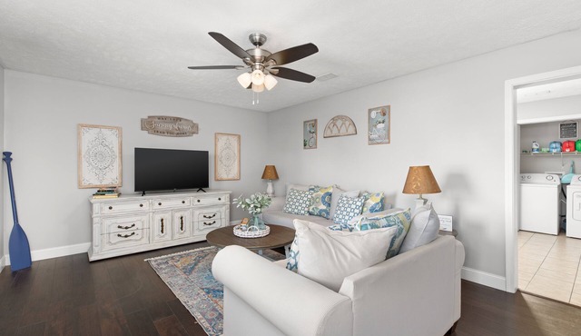 Home Away From Home! Conveniently Located 2 Bedroom Apartment-Close to Lake!