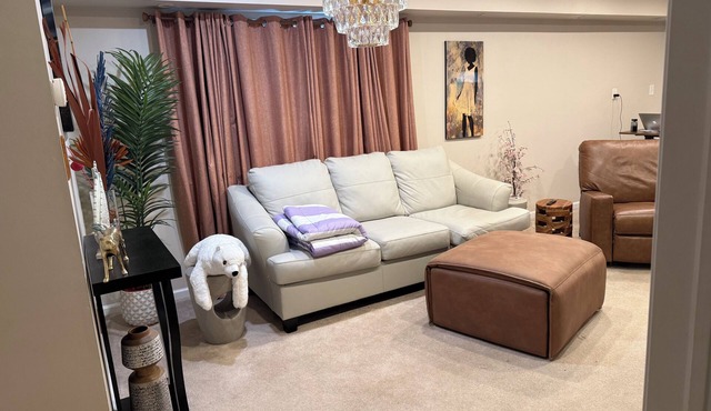 Home away from home. Cosy, beautiful 3 large bedroom home with in house theatre