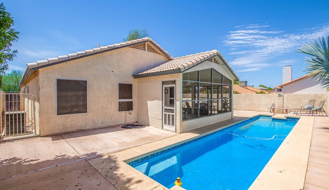 Home away from home! 1 King 1 Queen 2 twins with a non-heated private pool!