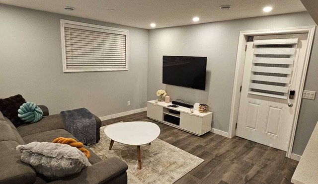 Home, away from home - 15min to Airport.