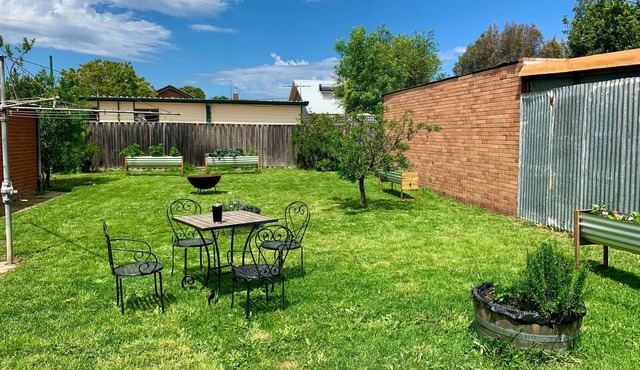 Home away from home - 1930's Brick cottage in Inner North with large garden