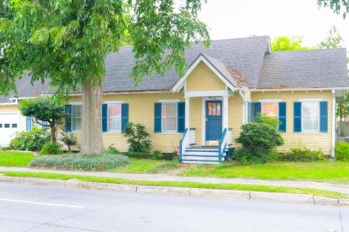 Home Away From Home-4 BR Lafayette Stay in the Heart of Town