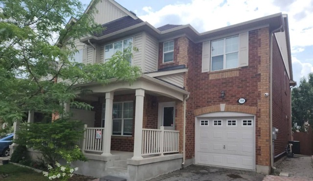 Home Away From Home! 4-bedroom house with a fully equipped kitchen, wi-fi & a TV