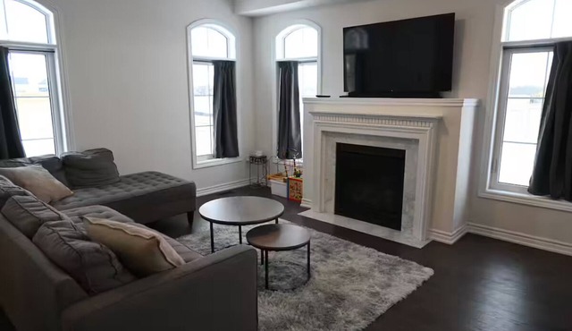 Home away from home! 5 minutes drive from Innisfil Beach or Recreation Complex!