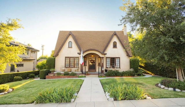 `Home Away From Home`charming tudor fit for family