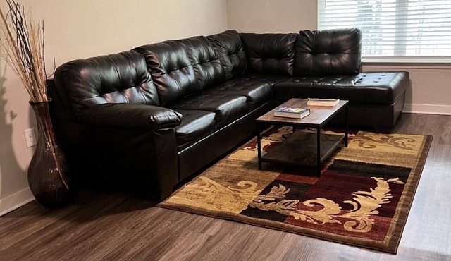 Home away from home cozy apt close to airport