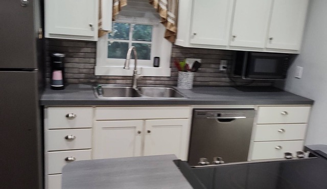 Home away from home. Cozy 1-bedroom house in awesome Clifton with AC