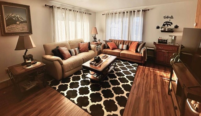 Home Away from home, fully/equipped, nearJBER, private parking <4 miles Downtown