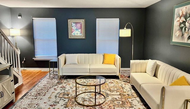 Home Away from Home - Local Shops, Restaurants & Grocery stores within 4 miles!