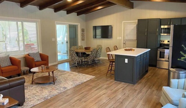 Home away from Home- Mid Century Style - central Omaha (5 min from I-80)