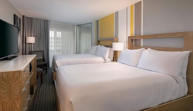 Home Away From Home! Onsite Pool, Parking! Near San Diego Airport!