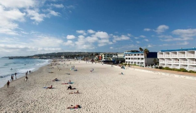Home Away From Home! Onsite Pool, Parking! Near San Diego Airport!