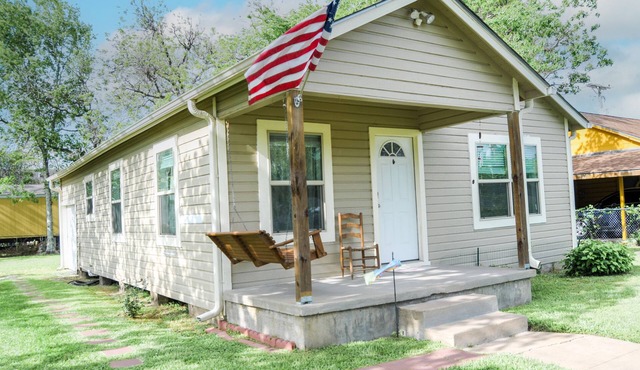 Home Away from Home.relax in our clean, comfy 2 BR, 1 bath house in Bay City