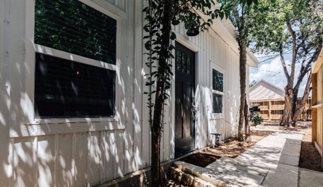 Home Away From Home-The Krow's Nest Cottage Close to Lake Travis, Pet-Friendly