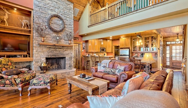 Home Away From Home to Escape & Unwind! 2 Master on Main. HotTub Game Rm