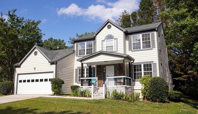 Home Away From Home! Johns Creek, 4BD, Sleeps 8, Chef's Kitchen, Office, Garage!