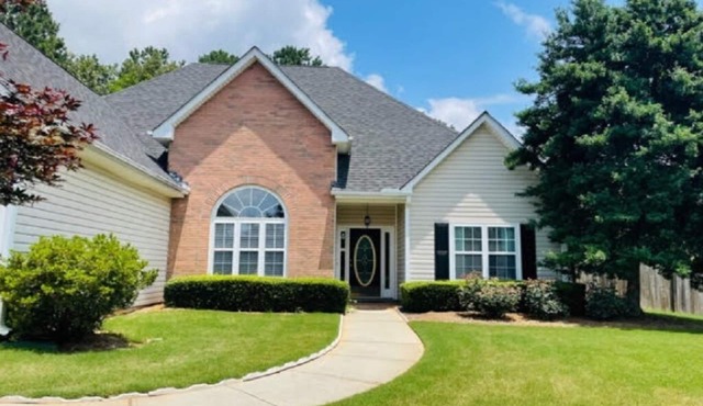 Home Away From Home on a Quiet Cul-de-sac with large backyard