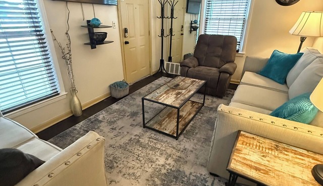 Home Away from Homen2-bedroom house in nice Wyandotte with AC, WiFi