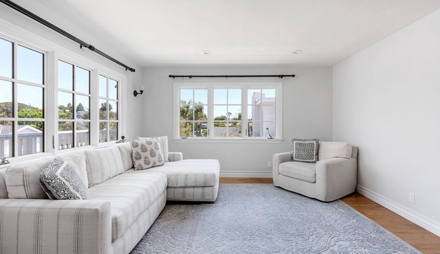 Home away from home with great proximity to everything Manhattan Beach!