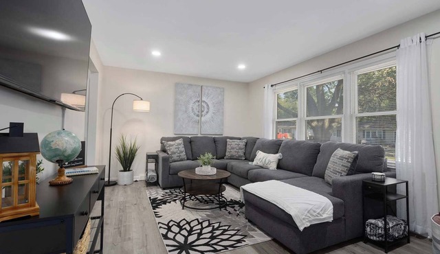 Home away Home-Sleeps 7+King Beds+DT Lee's Summit