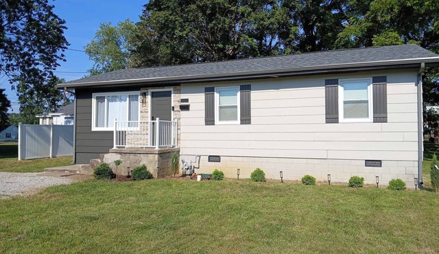HOME AWAY - Newly Updated 3-BR house with WiFi and AC in the heart of Beaver Dam