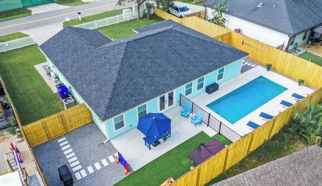 Home Away STAy with heated pool! Come enjoy a 4 bedroom/2 bath home