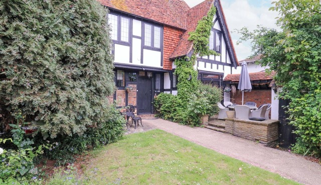 HOME BY THE SEA, pet friendly, with open fire in Clacton-On-Sea