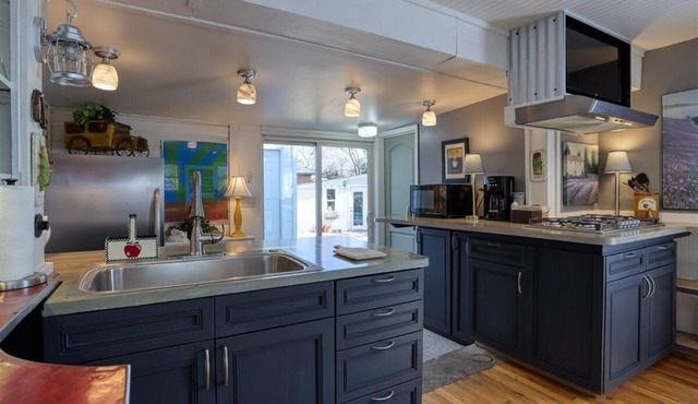 Home, Carriage House, Fast WIFI, Workspace, Exercise Room!
