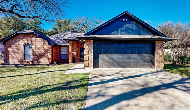 Home close to Eagle Mountain Lake, pond & beach with patio, streaming, W/D, & AC