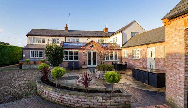 HOME FARM COTTAGE, family friendly in Napton-On-The-Hill