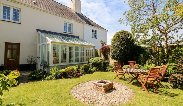 HOME FARM COTTAGE, pet friendly, with open fire in Fremington, Devon