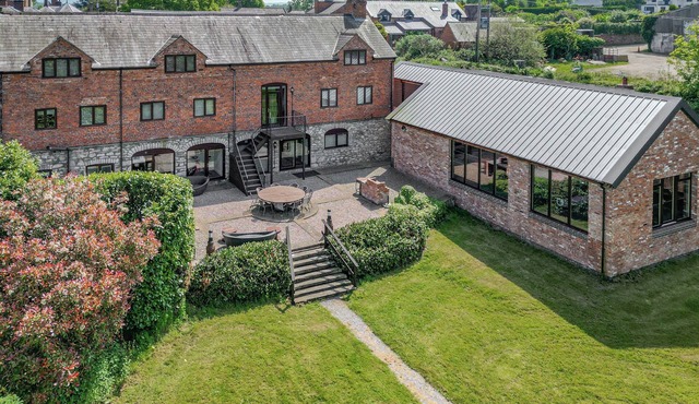 HOME FARM, pet friendly, character holiday cottage in St Asaph