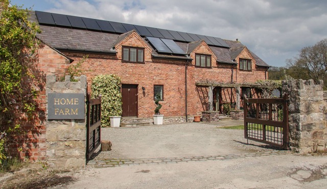 HOME FARM, pet friendly, character holiday cottage in St Asaph