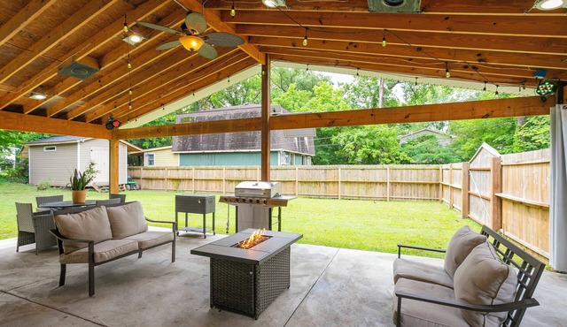 Home for 10 close to BNA & DOWNTOWN Nashville KING bed FENCED Patio BAR & Yard